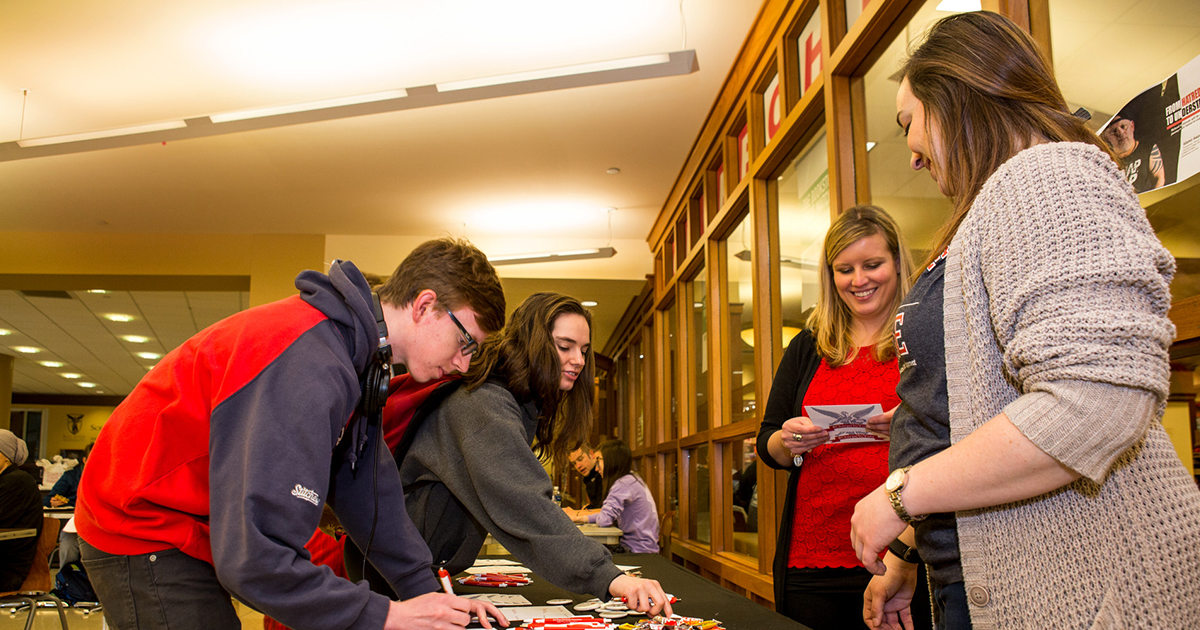 Students write letters to alumni