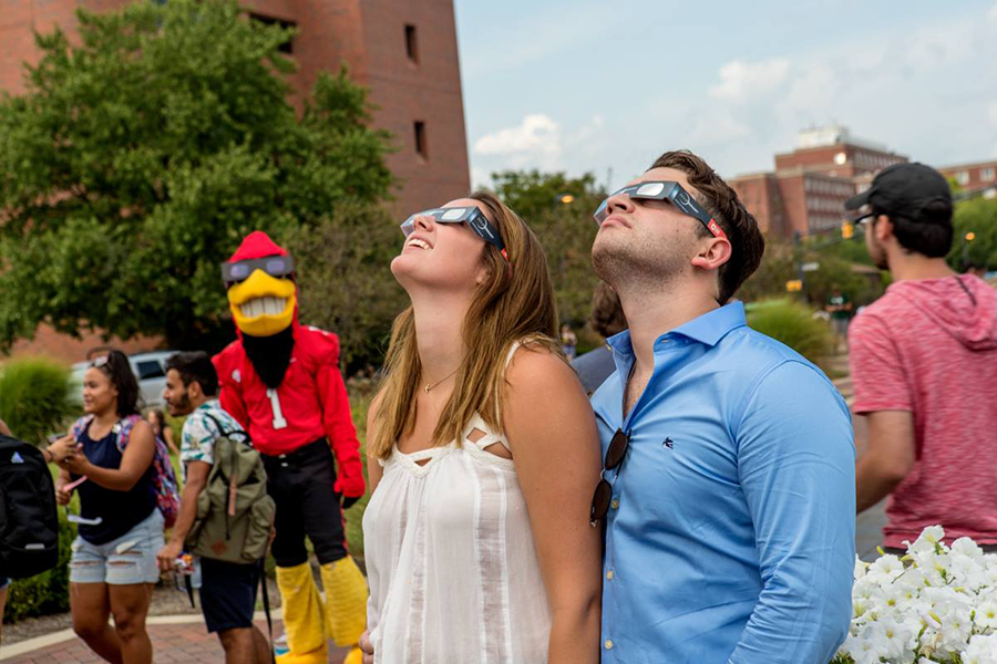 Student admire eclipse