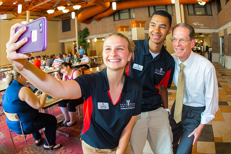 President Mearns taking selfie with student workers