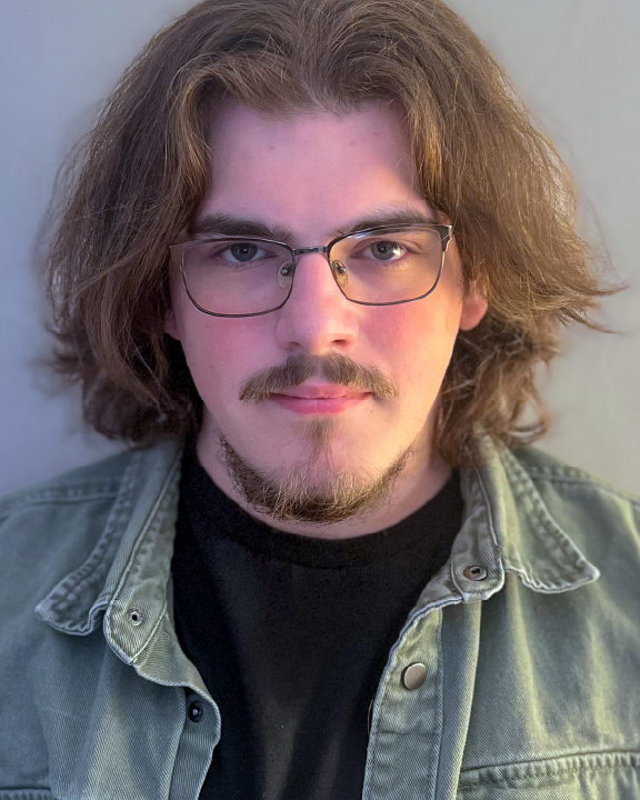 Headshot of Alex Dejarnatt.