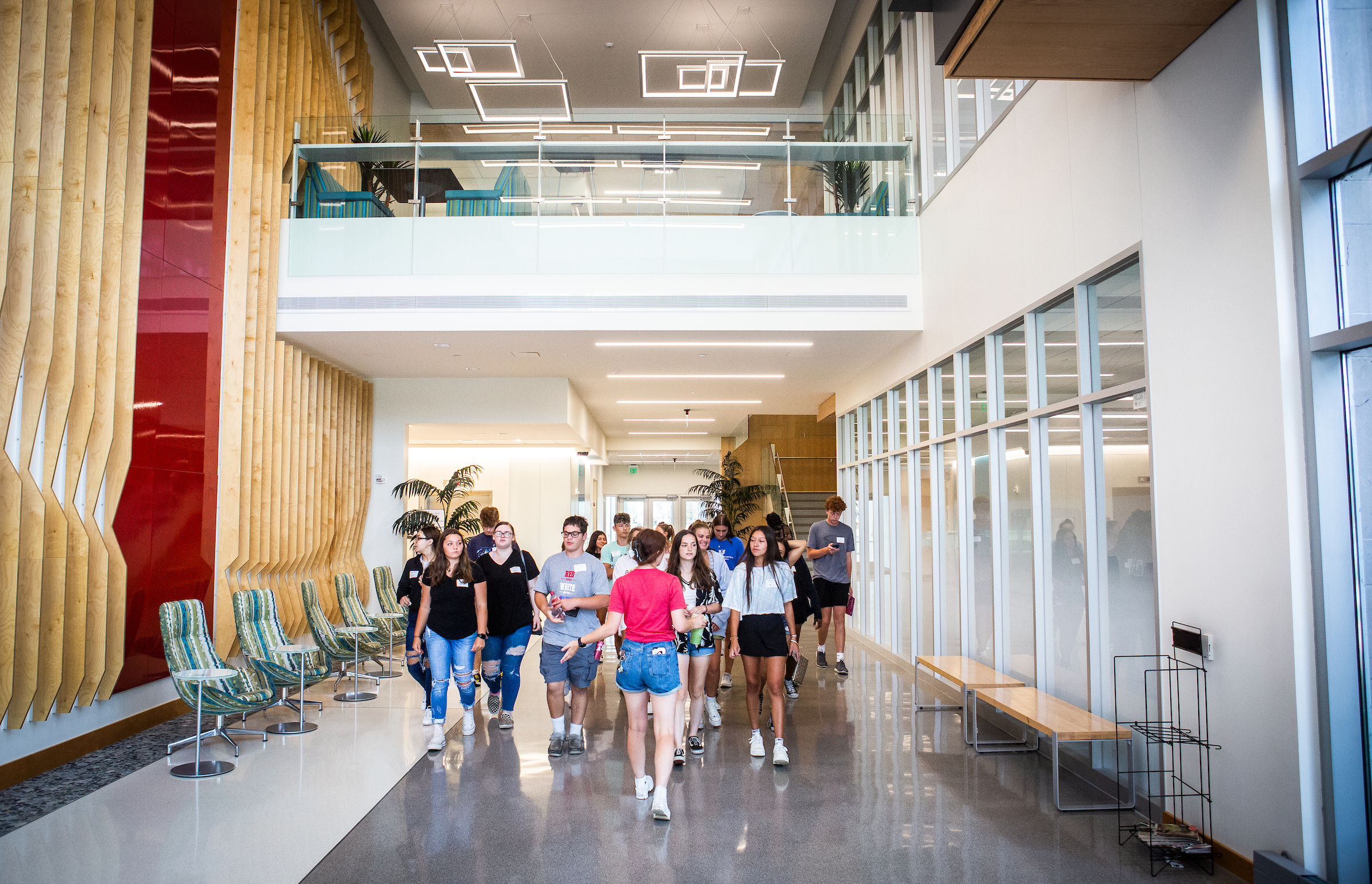Current Ball State student guiding prospective students through campus for Experience BSU Day