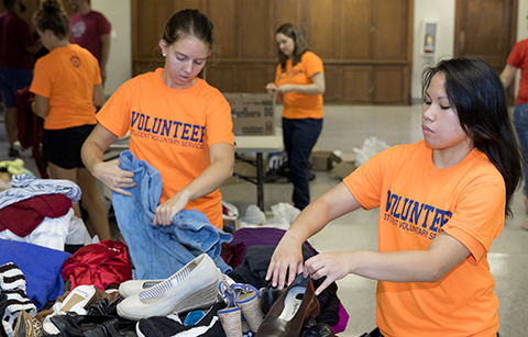 students volunteering