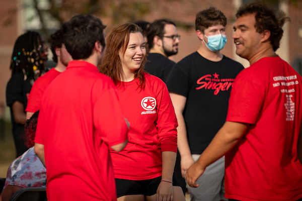 students wearing Ball State gear