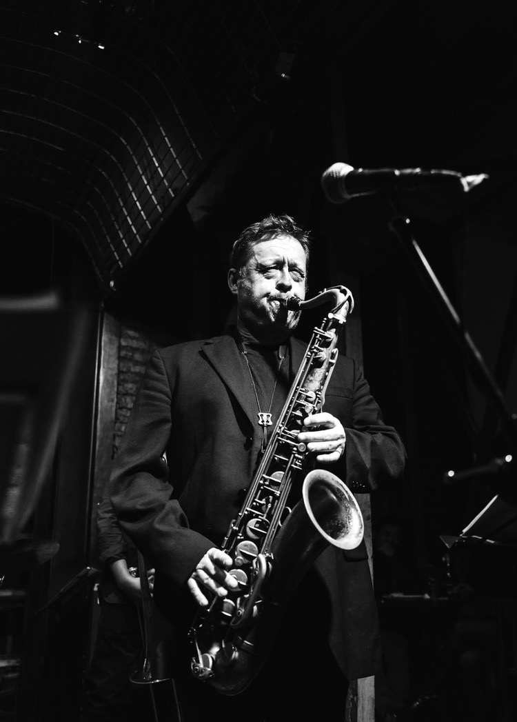 Ignacio González Esnaola, part of the Chilean big band, plays a saxophone in black and white.