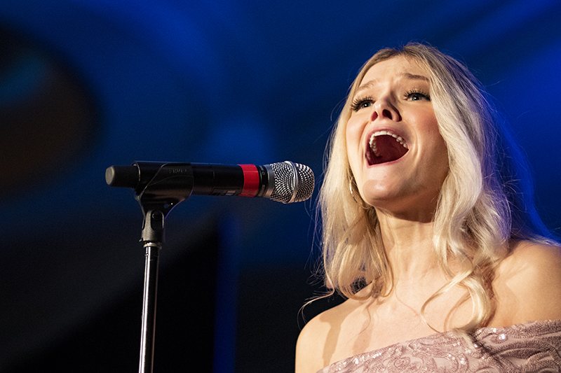 student sings at Indiana Society of Chicago awards dinner