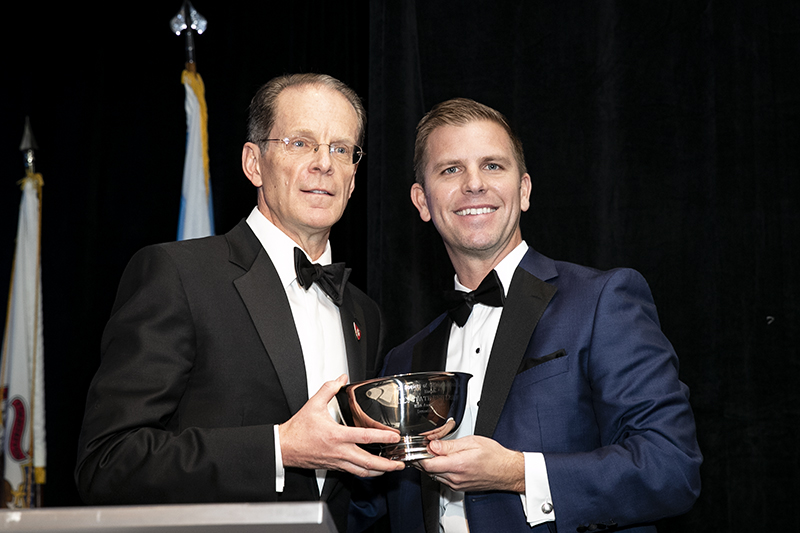 President Geoffrey S. Mearns with award and Indiana Society of Chicago dinner
