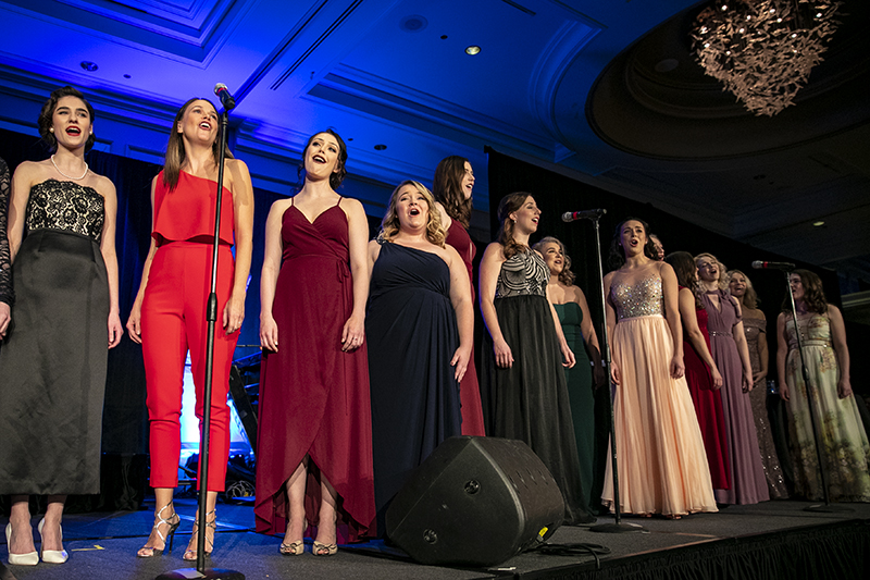 Sutton Foster and students perform at Indiana Society of Chicago dinner