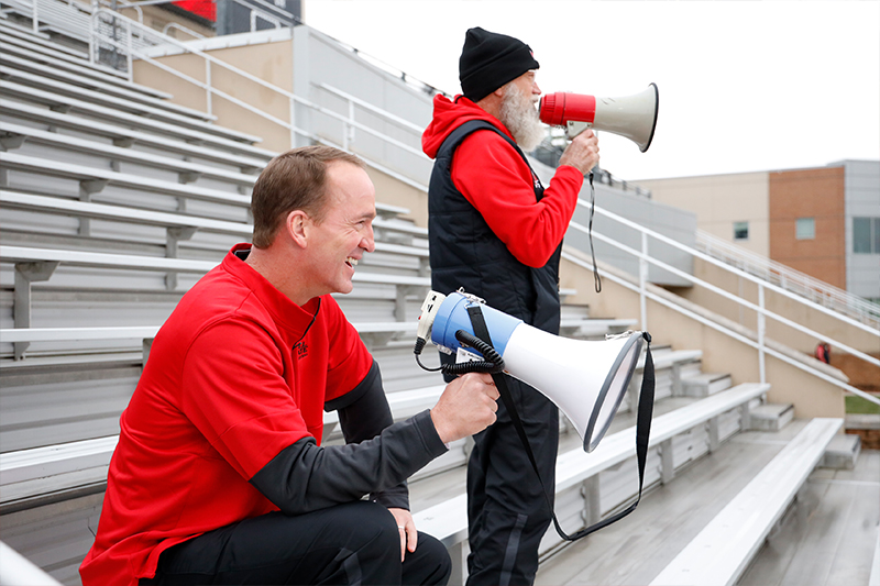David Letterman and Payton Manning cheer for the football team