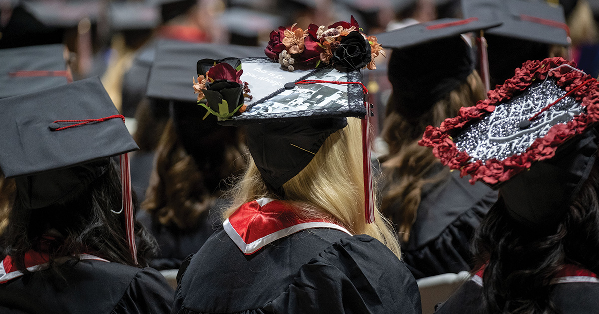 Student's mortar board decorated with flowers 
